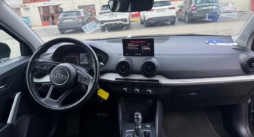 Auto an Privat verkaufen in der Schweiz: Fahrzeug mit Schlüsselübergabe auf Parkplatz