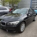 BMW mit Schweizer Kennzeichen und Fahrzeugausweis auf Motorhaube – erfolgreicher Verkauf in der Schweiz