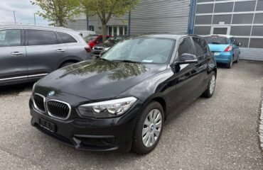 BMW in der Schweiz verkaufen – kompletter Leitfaden von Autoverkaufench.ch BMW mit Schweizer Kennzeichen und Fahrzeugausweis auf Motorhaube – erfolgreicher Verkauf in der Schweiz