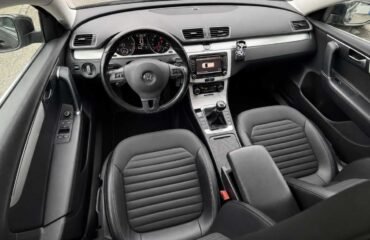 Autositzreinigung vor dem Verkauf – Sauberes Interieur steigert den Wert Makellos sauberer Autositz mit Mikrofasertuch – Vorbereitung für den Autoverkauf in der Schweiz