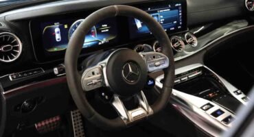 Silberner Mercedes-Benz auf Schweizer Alpenstrasse – Auto verkaufen Schweiz
