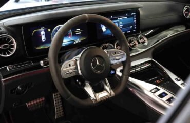 Mercedes in der Schweiz verkaufen – Leitbild Silberner Mercedes-Benz auf Schweizer Alpenstrasse – Auto verkaufen Schweiz